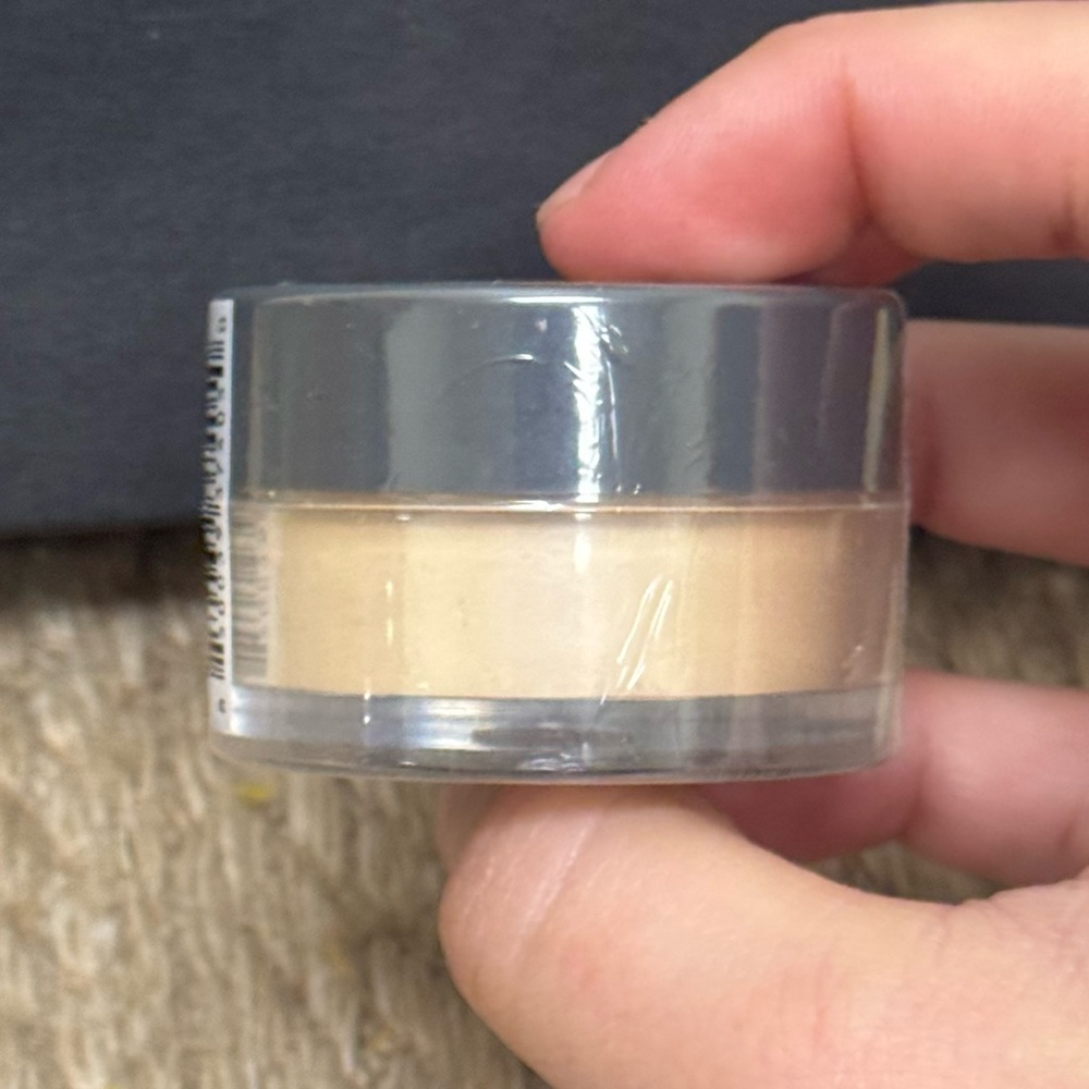 NEW KAB Cosmetics Loose Translucent Setting Powder - Picture 4 of 4